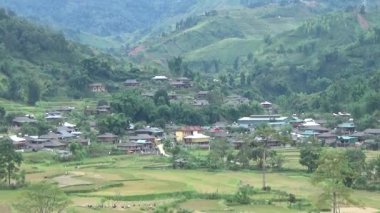 Vietnam dağlarındaki köy.