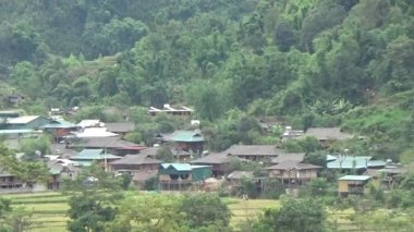 Vietnam dağlarındaki köy.