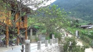 Vietnam dağlarındaki köy.