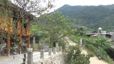 Vietnam dağlarındaki köy.