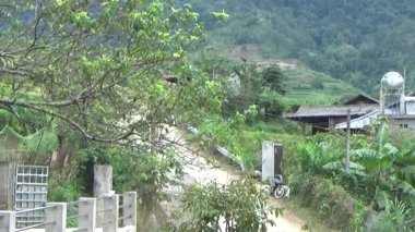 Vietnam dağlarındaki köy.
