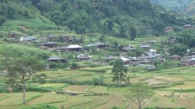 Vietnam dağlarındaki köy.