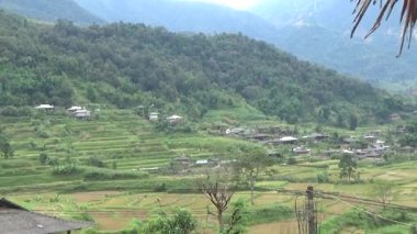 Vietnam dağlarındaki köy.