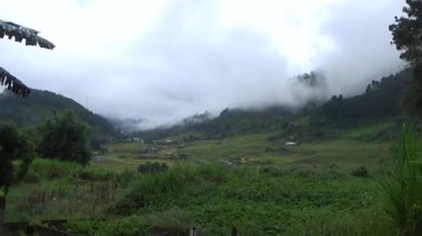 Vietnam dağlarındaki köy.