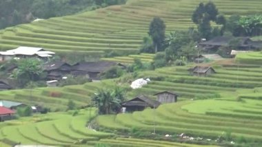 Vietnam dağlarındaki köy.