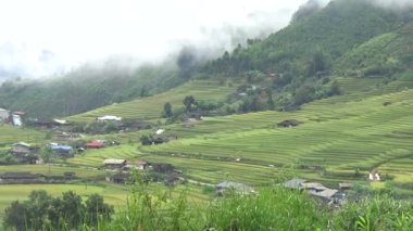 Vietnam dağlarındaki köy.