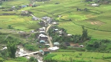 Vietnam dağlarındaki köy.