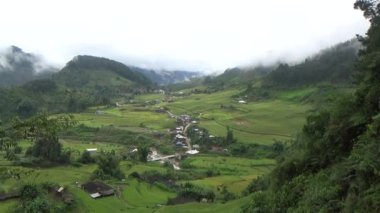 Vietnam dağlarındaki köy.