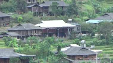 Vietnam dağlarındaki köy.