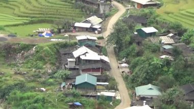 Vietnam dağlarındaki köy.