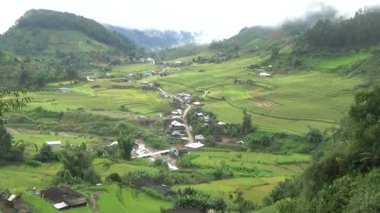 Vietnam dağlarındaki köy.