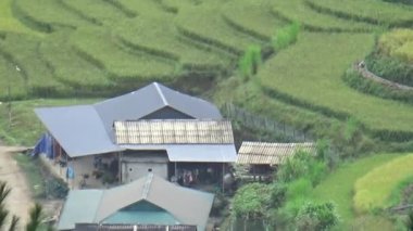 Vietnam dağlarındaki köy.