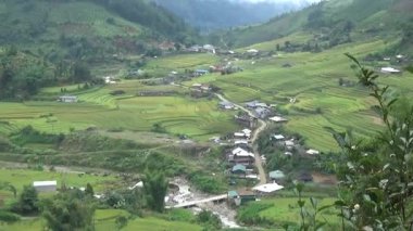 Vietnam dağlarındaki köy.