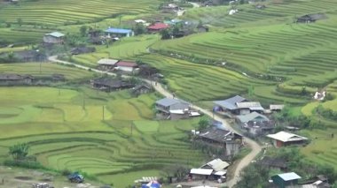 Vietnam dağlarındaki köy.