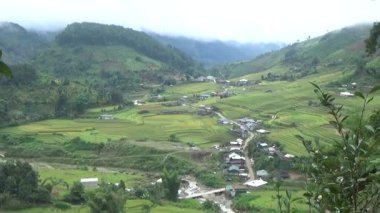 Vietnam dağlarındaki köy.