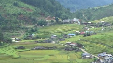 Vietnam dağlarındaki köy.