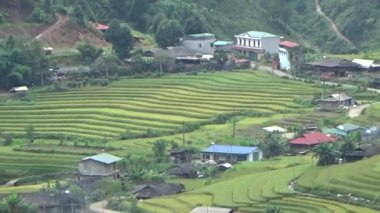 Vietnam dağlarındaki köy.