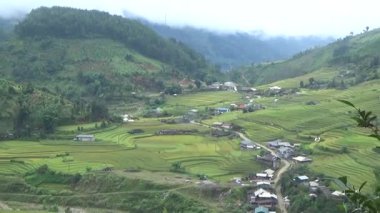 Vietnam dağlarındaki köy.
