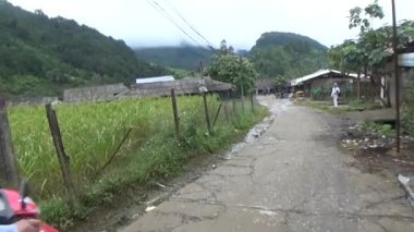 Vietnam dağlarındaki köy.