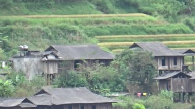 Vietnam dağlarındaki köy.
