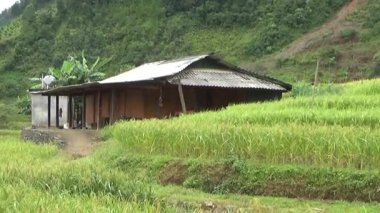 Vietnam dağlarındaki köy.