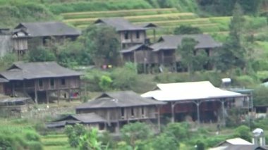 Vietnam dağlarındaki köy.