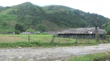 Vietnam dağlarındaki köy.