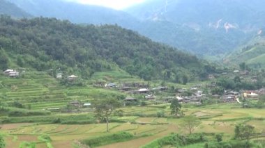 Vietnam dağlarındaki köy.