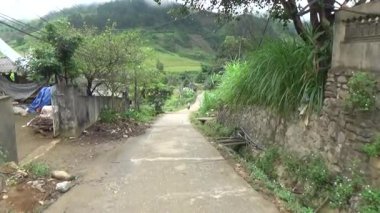 Vietnam dağlarındaki köy.