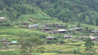 Vietnam dağlarındaki köy.