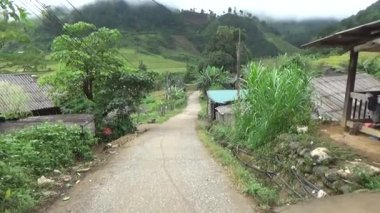 Vietnam dağlarındaki köy.