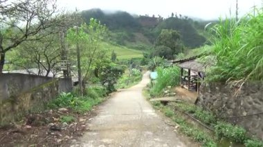 Vietnam dağlarındaki köy.