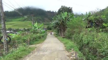 Vietnam dağlarındaki köy.