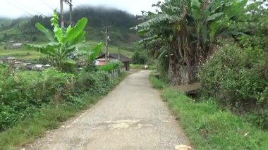 Vietnam dağlarındaki köy.