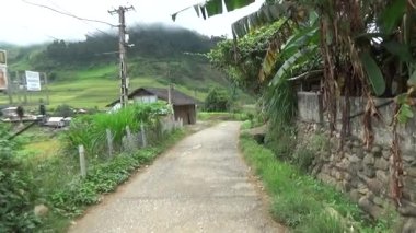 Vietnam dağlarındaki köy.