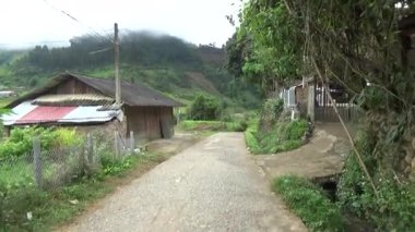 Vietnam dağlarındaki köy.