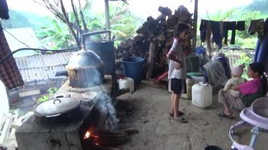 Dağ çiftçileri mısır alkolü pişirir