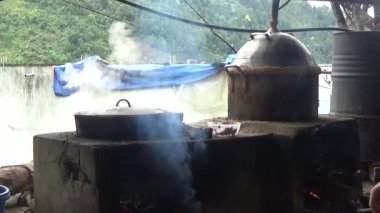 Dağ çiftçileri mısır alkolü pişirir