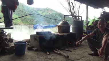 Dağ çiftçileri mısır alkolü pişirir