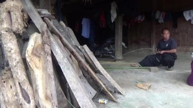 28 Ekim 2025. Mu Cang Chai, Yen Bai, Vietnam. İnsanlar sepet örmek için bambu yontuyor.