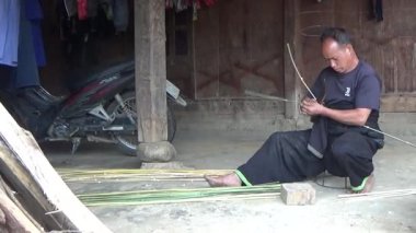 28 Ekim 2025. Mu Cang Chai, Yen Bai, Vietnam. İnsanlar sepet örmek için bambu yontuyor.