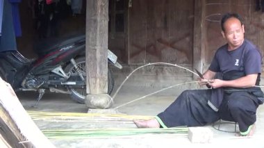 28 Ekim 2025. Mu Cang Chai, Yen Bai, Vietnam. İnsanlar sepet örmek için bambu yontuyor.