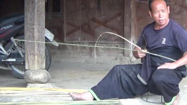 28 Ekim 2025. Mu Cang Chai, Yen Bai, Vietnam. İnsanlar sepet örmek için bambu yontuyor.