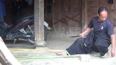 28 Ekim 2025. Mu Cang Chai, Yen Bai, Vietnam. İnsanlar sepet örmek için bambu yontuyor.