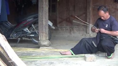 28 Ekim 2025. Mu Cang Chai, Yen Bai, Vietnam. İnsanlar sepet örmek için bambu yontuyor.