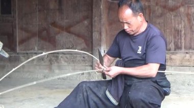 28 Ekim 2025. Mu Cang Chai, Yen Bai, Vietnam. İnsanlar sepet örmek için bambu yontuyor.