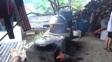 Dağ çiftçileri mısır alkolü pişirir