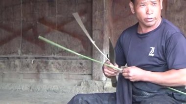 28 Ekim 2025. Mu Cang Chai, Yen Bai, Vietnam. İnsanlar sepet örmek için bambu yontuyor.