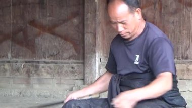 28 Ekim 2025. Mu Cang Chai, Yen Bai, Vietnam. İnsanlar sepet örmek için bambu yontuyor.