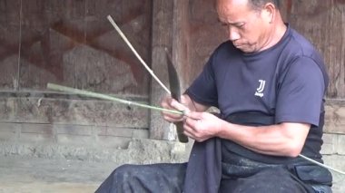 28 Ekim 2025. Mu Cang Chai, Yen Bai, Vietnam. İnsanlar sepet örmek için bambu yontuyor.